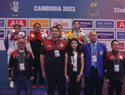 Menpora Dito Kalungkan Medali Emas ke Manik Trisna dari Cabor Vovinam