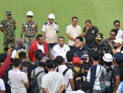 Menpora Amali bersama Ketum PSSI Tinjau Stadion Kapten I Wayan Dipta, Renovasi Hampir Tuntas