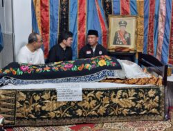 Takziah ke Rumah Duka Mantan Ketua Umum PSSI Azwar Anas, Menpora Amali Ucapkan Duka Mendalam