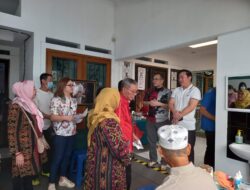 Warga Sunter Jaya Antusias Terima Kacamata Dari Caleg DPRD DKI Jakarta Hengky Wijaya
