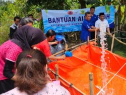 Warga Berbondong-Bondong Mengambil Air Bersih Bantuan Danone AQUA