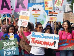 Eks Menteri KKP Bersama Masyarakat Lakukan Aksi Lingkungan Terhadap Penggunaan Galon Sekali Pakai