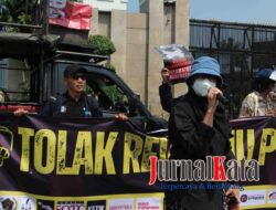 BERITA FOTO ; Demo Aksi Jurnalis dan Pengiat Media Sosial Meminta DPR RI Jangan Matikan Kebebasan Pers