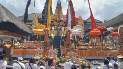 Tanpa Larang Pedagang Jual Air Minum Kemasan di Bawah 1 Liter, Pura Agung Besakih Bisa Bersih dari Sampah Plastik